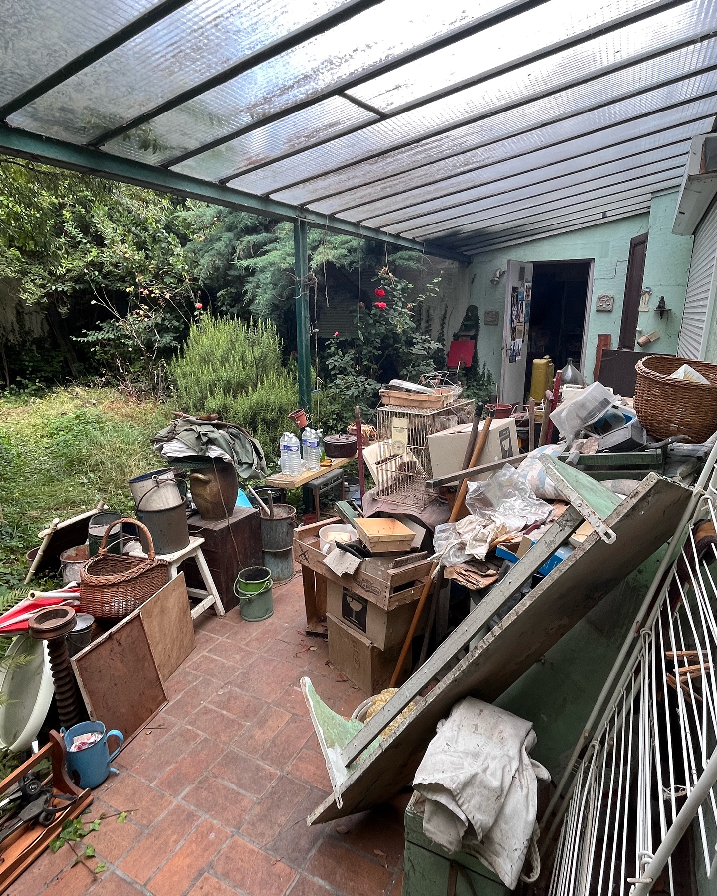 Débarras de véranda, cour et terrasse encombrée avec tri de mobilier